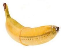 Банан в презервативе имитирует увеличенного петуха